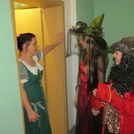 Maerchenpension Rotkaeppchen Und Der Wolf Großwaltersdorf