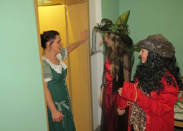 Maerchenpension Rotkaeppchen Und Der Wolf Grosswaltersdorf